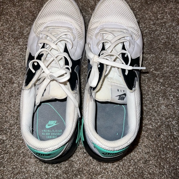 Women’s Nike Max - Picture 2 of 3